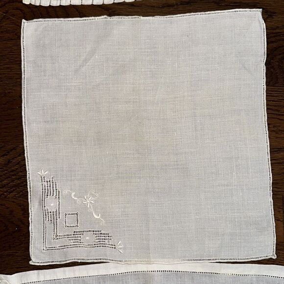 Bundle of six vintage white/cream cotton tatted or lace handkerchiefs - Picture 4 of 8